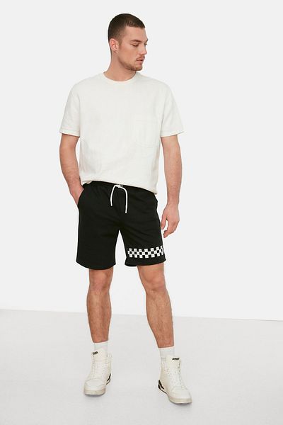 Trendyol Collection Γεωμετρικό εμπριμέ μαύρο μεσαίο σορτς - κανονική εφαρμογή TMNSS21SR0140