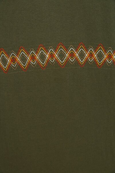 Trendyol Collection Haftowana bawełniana koszulka oversize w kolorze khaki z okrągłym dekoltem - TMNSS21TS1889