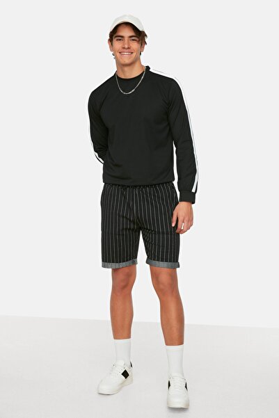 Trendyol Collection Černé pruhované šortky střední velikosti - TMNSS20SR0200