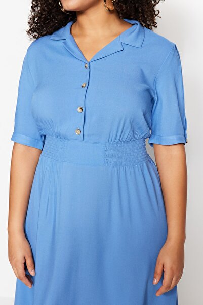 Trendyol Curve Μπλε υφαντό ελαστικό φόρεμα στη μέση και με κουμπιά με λεπτομέρειες TBBSS22EL1563