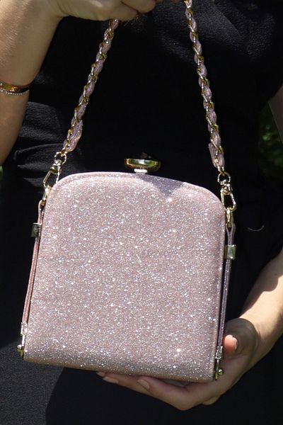 Moom Bag Γυναικεία βραδινή τσάντα με ροζ πλεκτό χερούλι