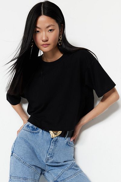 Trendyol Collection Prémiové černé tričko Crop Crew Neck – 100% bavlna TWOSS23TS00038