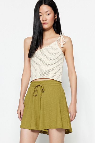 Trendyol Collection Ölgrüne Shorts mit lockerer Passform und normaler Taille, Wickel-/Strukturstrick-Shorts TWOSS22SR0212