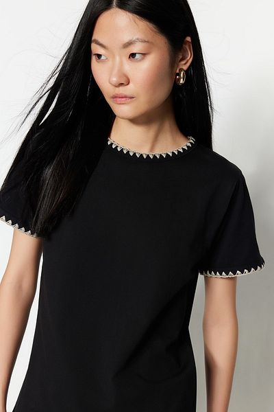 Trendyol Collection Schwarzes Basic-T-Shirt mit Rundhalsausschnitt – 100 % Baumwolle mit Kontrastnähten TWOSS19AD0085