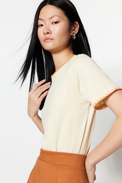 Trendyol Collection Basic-Strick-T-Shirt mit Rundhalsausschnitt – Stone, 100 % Baumwolle, mit Kontrastnähten TWOSS19AD0085
