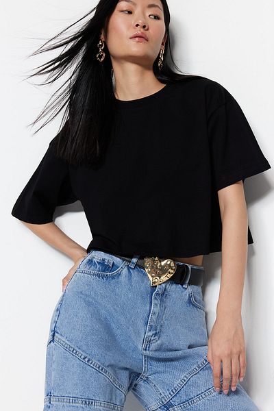 Trendyol Collection Prémiové černé tričko Crop Crew Neck – 100% bavlna TWOSS23TS00038