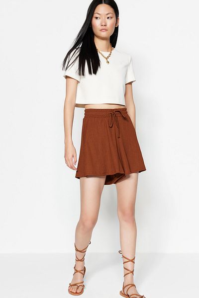 Trendyol Collection Braune Relaxed Fit Shorts mit normaler Taille und Wickel-/Strukturstrickmuster TWOSS22SR0212