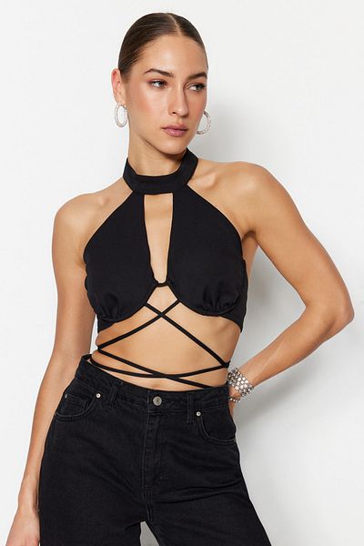 Trendyol Collection Schwarzes, bauchfreies, gefüttertes, gewebtes Paspel-Bustier mit Fenster/Ausschnitt und detailliertem Ausschnitt TPRSS23BS00046