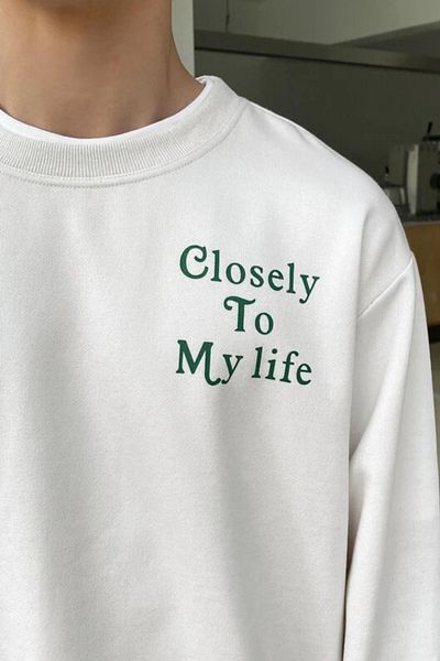 MODAGEN Ανδρικό φούτερ με κουκούλα Closely To My Life με στάμπα με λαιμόκοψη