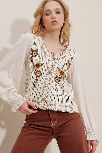 Trend Alaçatı Stili Beigefarbene Damenbluse mit V-Ausschnitt vorne, geknöpften, floral bestickten Ärmeln, gewebter Crinkle-Bluse ALC-X9628