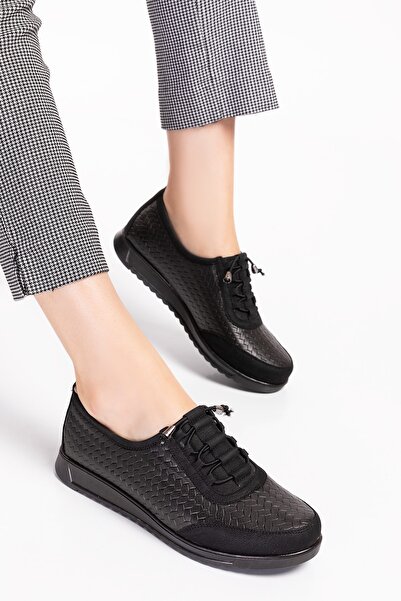 Akgün Terlik حذاء نسائي أسود لتقويم العظام