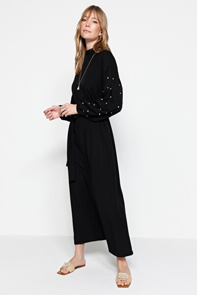 Trendyol Modest Λεπτομερές υφαντό φόρεμα με μαύρη ζώνη με πέρλες και πέτρα TCTSS23EB00148