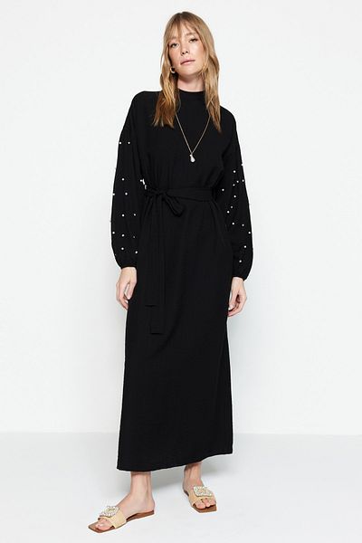 Trendyol Modest Detailně tkané šaty s černým páskem z perel a kamene TCTSS23EB00148