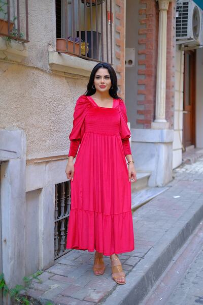 LİLA İSTANBUL Сукня з квадратним коміром, оксамитовою тканиною та довгими рук...