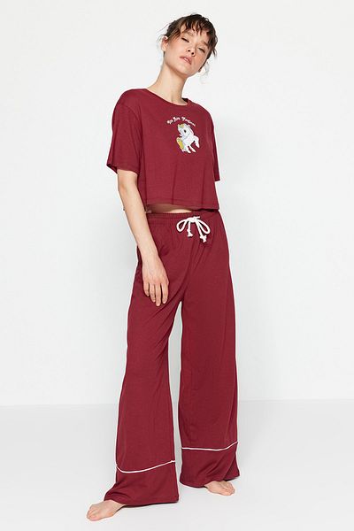 Trendyol Collection Burgunderfarbenes Baumwoll-Freizeit-Pyjama-Set mit bedrucktem Paspelierung und detailliertem Strickmuster THMSS21PT0953