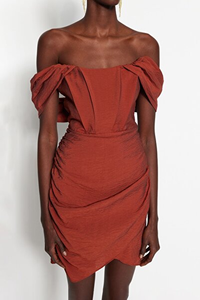 Trendyol Collection Světle hnědé popelínové krátké večerní šaty - podšité a vypasované TPRSS22EL2025