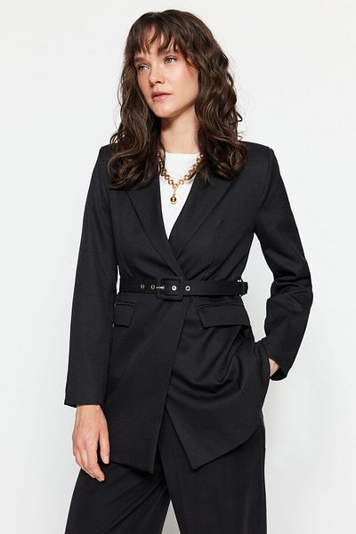 Trendyol Modest Schwarze, gefütterte Webjacke mit Gürtel TCTSS23CK00007