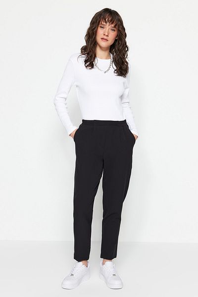 Trendyol Modest Schwarze, gewebte Hose mit elastischem Bund und Taschendetail TCTSS23TP00008