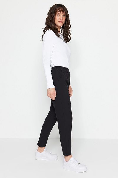 Trendyol Modest Schwarze, gewebte Hose mit elastischem Bund und Taschendetail TCTSS23TP00008