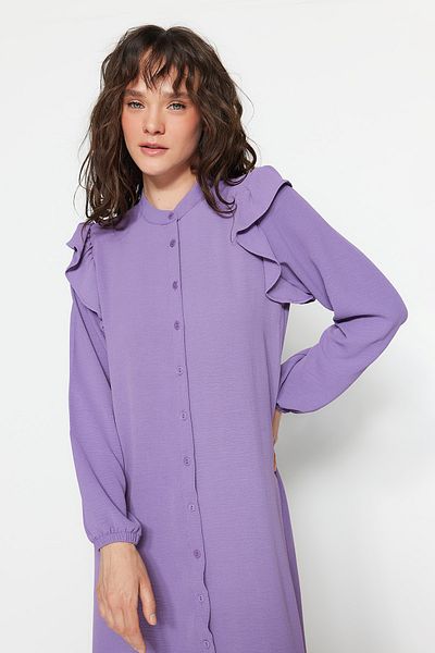 Trendyol Modest Lilafarbenes, gewebtes Aerobin-Hemdkleid mit Rüschen an den Schultern TCTSS23EB00107