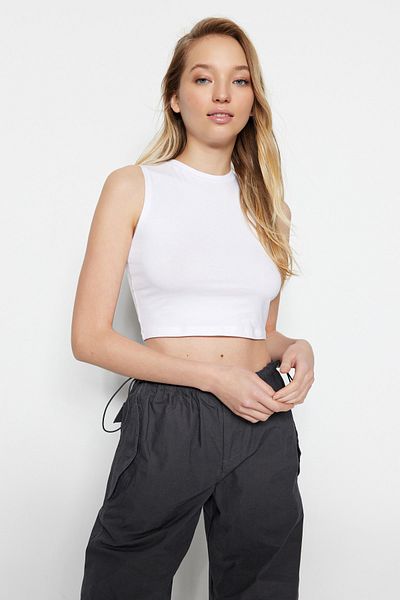 Trendyol Collection Schwarz-weißes 2er-Pack ärmelloses Crop-Tanktop aus Baumwollstretch-Strick TWOSS23AL00010