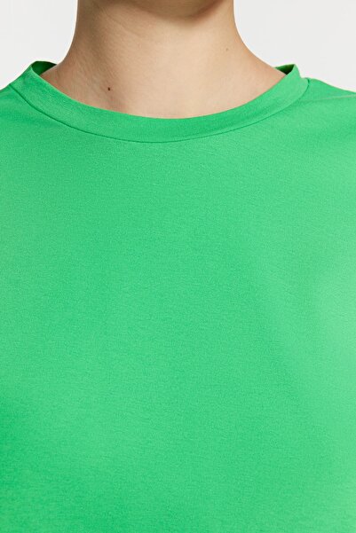 Trendyol Collection Zelená 100% bavlna Knoflík Detailní vycpávka Vzhled Základní posádka Výstřih Pletené tričko TWOSS23TS00016
