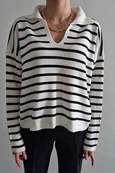 MODAGEN Gestreifter, langärmliger Strickpullover für Damen in Weiß mit Polokragen