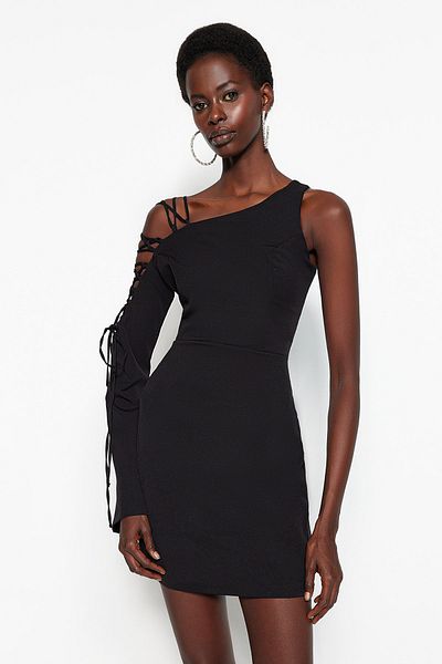 Trendyol Collection Černé krátké stylové večerní šaty – tkané, přiléhavé šaty TPRSS23EL00030