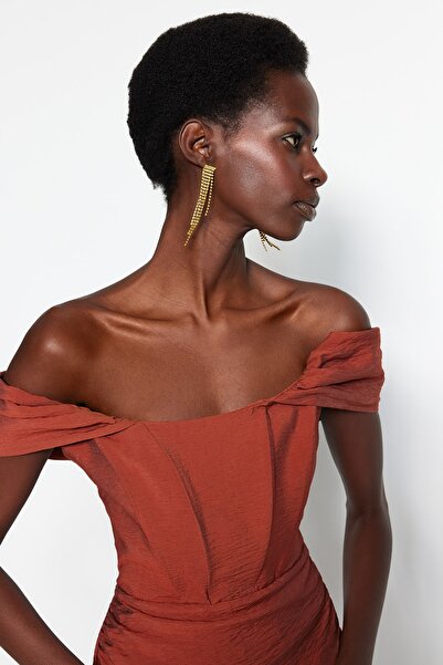 Trendyol Collection Světle hnědé popelínové krátké večerní šaty - podšité a vypasované TPRSS22EL2025