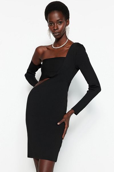 Trendyol Collection Černé přiléhavé okénko/střih úpletu Detailní elegantní večerní šaty TPRSS23EL00205