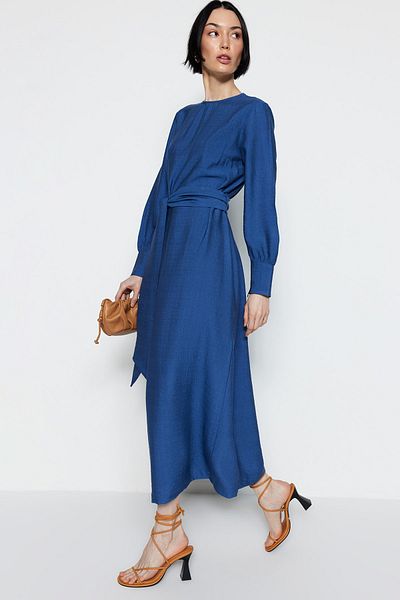 Trendyol Modest Indigofarbenes, gewebtes Kleid in Leinenoptik mit breitem Gürtel, Reißverschluss und Bündchen TCTSS23EB00219