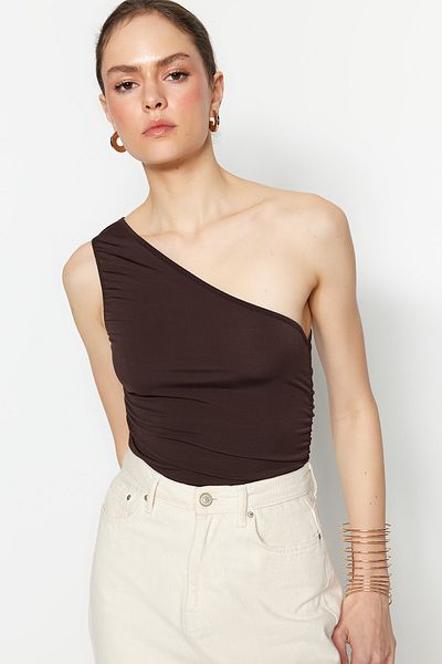 Trendyol Collection Καφέ Gather Λεπτομερής Εφαρμοσμένη Πλεκτή Μπλούζα με έναν ώμο TWOSS21BZ0590