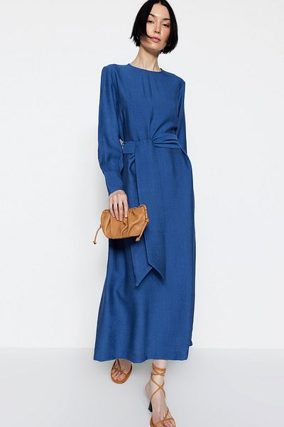 Trendyol Modest Indigofarbenes, gewebtes Kleid in Leinenoptik mit breitem Gürtel, Reißverschluss und Bündchen TCTSS23EB00219