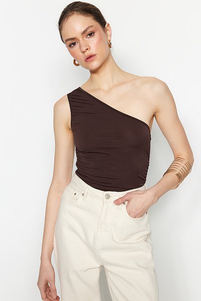 Trendyol Collection Καφέ Gather Λεπτομερής Εφαρμοσμένη Πλεκτή Μπλούζα με έναν ώμο TWOSS21BZ0590