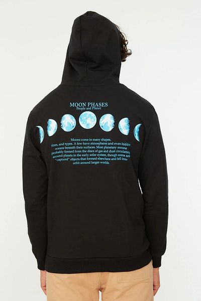 Trendyol Collection Μαύρη στάμπα με κουκούλα και μακρυμάνικο φούτερ - κανονική εφαρμογή TMNAW22SW0960