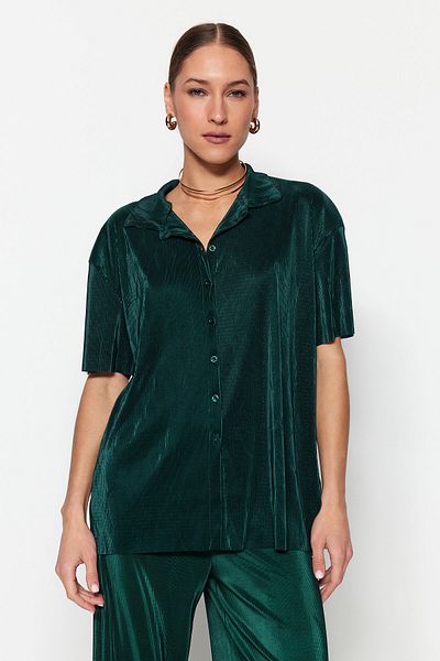 Trendyol Collection Grünes, plissiertes Kurzarm-Strickhemd in Übergröße/weiter Passform TWOSS23GO00133
