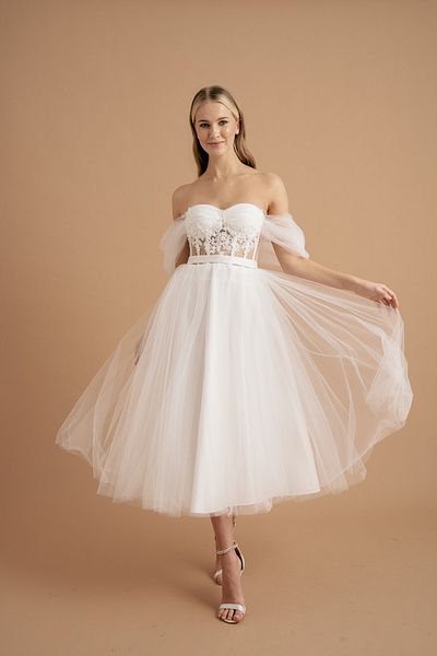 Lenta Moda Βραδινό και βραδινό φόρεμα από τούλι σε μεσαίο μήκος με λευκή ντραπέ και κεντημένη λεπτομέρεια από δαντέλα