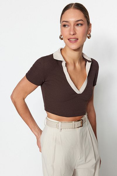 Trendyol Collection Braune, taillierte, kurz geschnittene, gerippte Stretch-Strickbluse mit Polokragen TWOSS23BZ00089