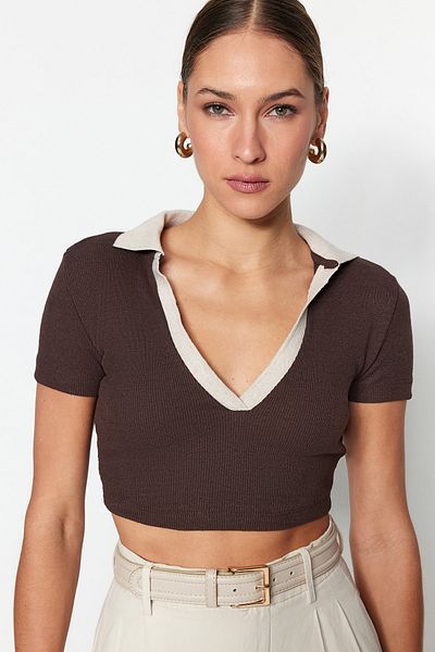 Trendyol Collection Braune, taillierte, kurz geschnittene, gerippte Stretch-Strickbluse mit Polokragen TWOSS23BZ00089