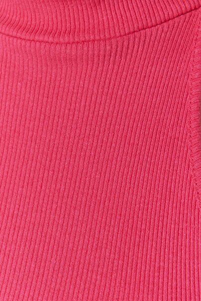Trendyol Collection Fuchsiová přiléhavá pletená halenka s vysokým límcem a žebrovaným úpletem TWOSS22BZ0529