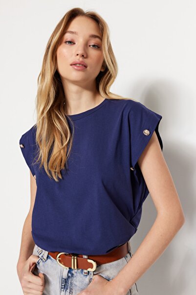 Trendyol Collection Μπλε ναυτικό 100% βαμβακερό κουμπί Λεπτομερής εμφάνιση βάτας Βασικό πλεκτό μπλουζάκι με λαιμόκοψη TWOSS23TS00016