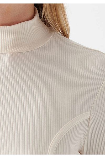 MJORA High Collar Ribbed Crop-top
