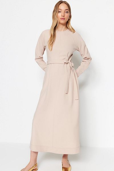 Trendyol Modest Ανοιχτό μπεζ ζωσμένες ραφές Λεπτομερές υφαντό φόρεμα TCTSS23EB00144
