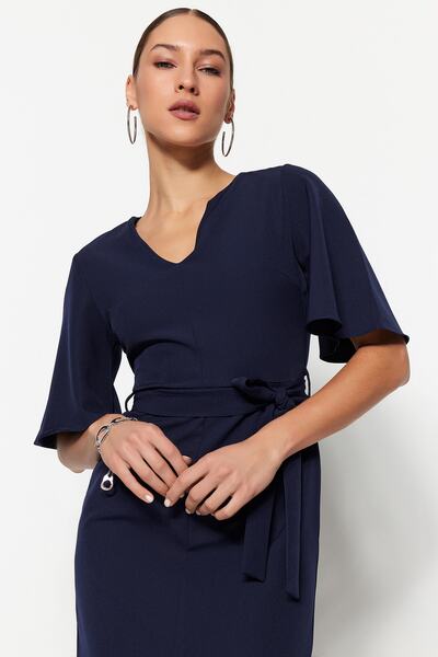 Trendyol Collection Námořnické modré midi šaty – s páskem a rozparkem, tkané, TOFAW19BB0167