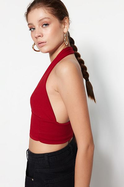 Trendyol Collection Burgunderfarbene Neckholder-Bluse mit eng anliegendem, kurz geschnittenem Strick TWOSS22BZ0544
