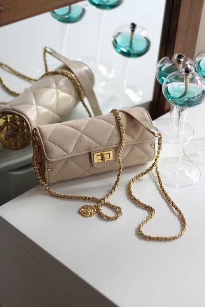 Moom Bag Γυναικεία Κρεμ χρυσή τσάντα με καπιτονέ λουράκι