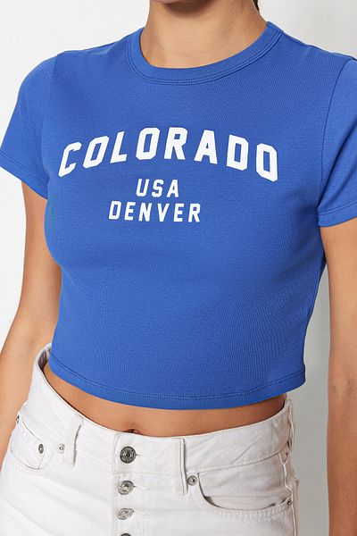 Trendyol Collection Saks 100% bavlna Slogan Tištěný Vypasovaný Crop Crew Krk Pletené tričko TWOSS23TS00101
