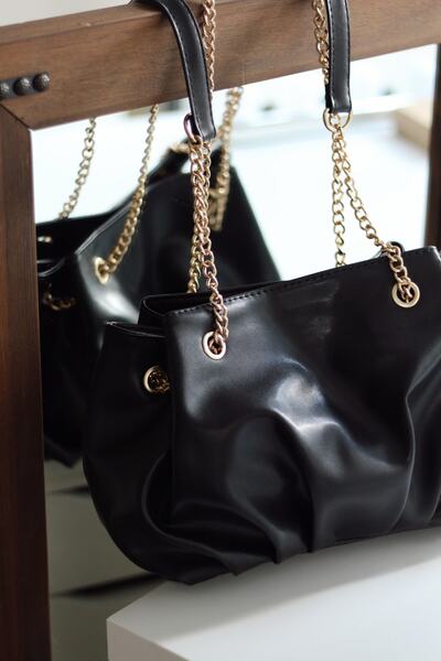 Moom Bag حقيبة كتف نسائية ذات سلسلة ناعمة برباط أسود