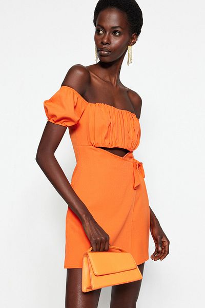Trendyol Collection Oranžový vystřihovaný/okenní detail Tkaný krátký overal TPRSS22EL1006