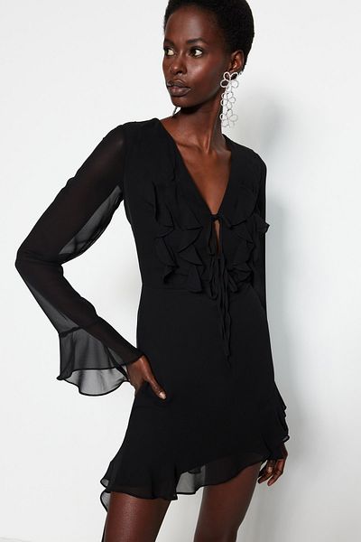 Trendyol Collection Černé šifonové krátké večerní šaty – střih do A, podšité a stylové TPRSS23EL00160